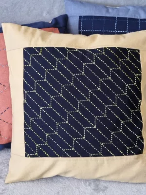 Housse de coussin Flèche chambray brodée main